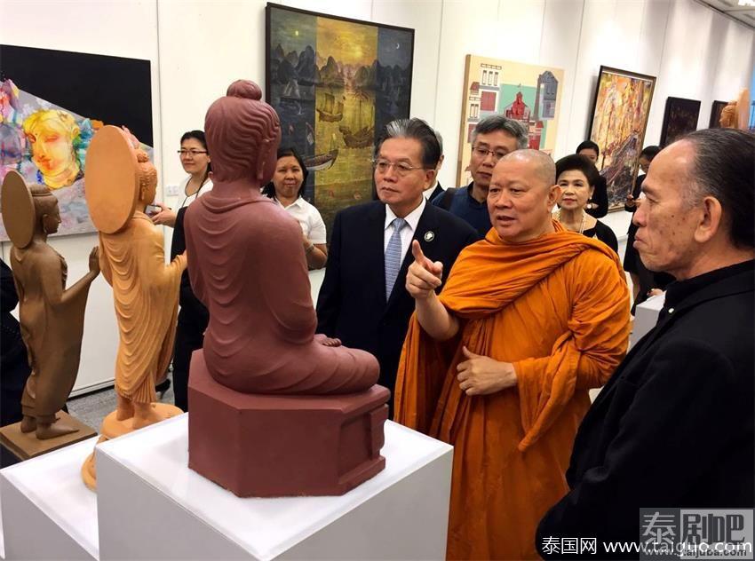 宁赋魁大使在曼谷参观展览