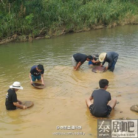 居民河道淘金