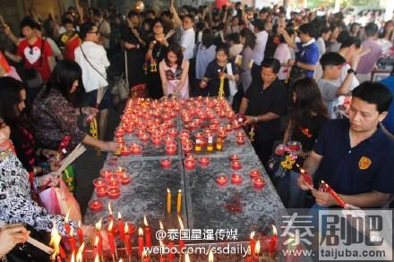 泰国民众去龙莲寺烧香祈福