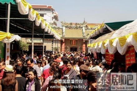 泰国民众去龙莲寺烧香祈福