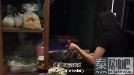 泰国清迈性感美女陪吃粉店铺