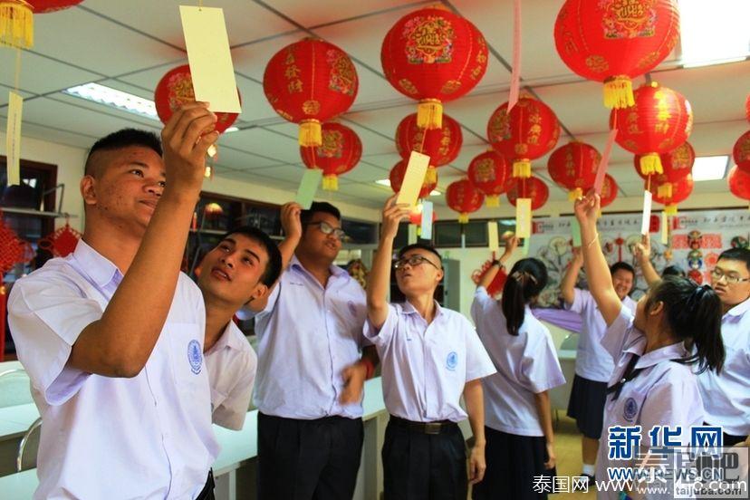 泰国学子孔子学院体验闹元宵