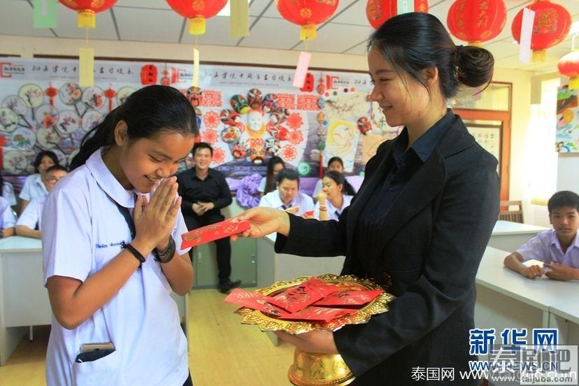 泰国学子孔子学院体验闹元宵