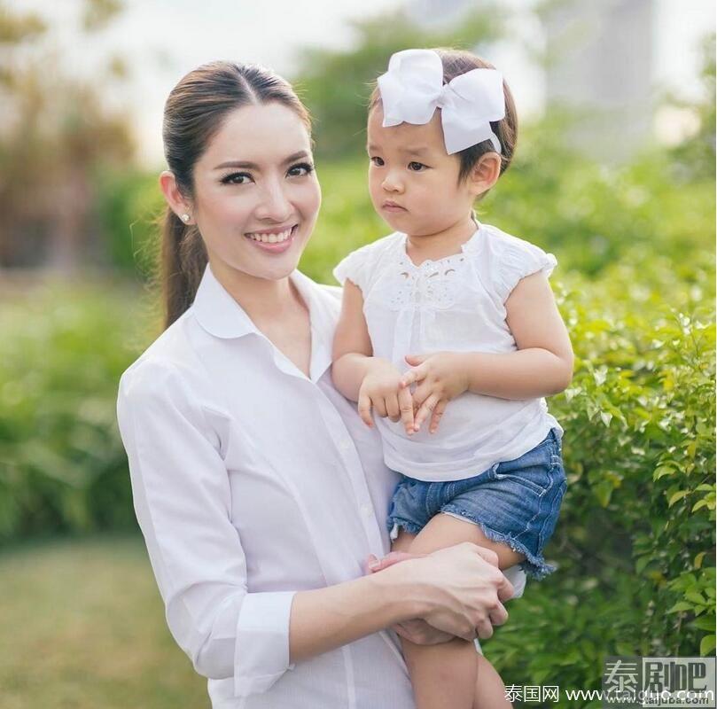 泰国气质女神Aff晒全家福