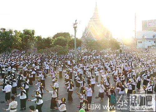 泰国4万人齐舞献祭孔敬神庙