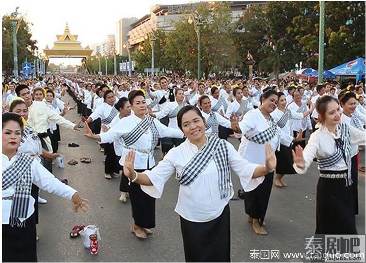 泰国4万人齐舞献祭孔敬神庙