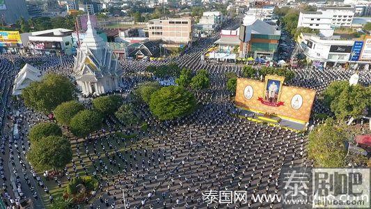 泰国4万人齐舞献祭孔敬神庙