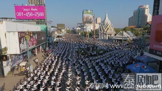 泰国4万人齐舞献祭孔敬神庙