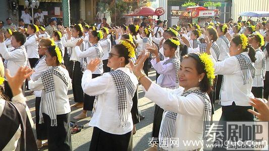 泰国4万人齐舞献祭孔敬神庙