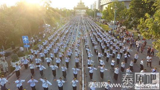 泰国4万人齐舞献祭孔敬神庙