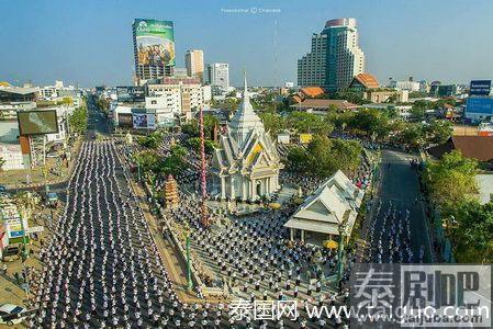 泰国4万人齐舞献祭孔敬神庙