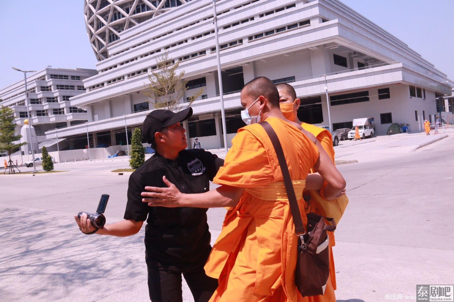 泰国法身寺僧侣阻碍警方进入寺内