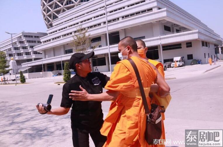 泰国军警严查法身寺