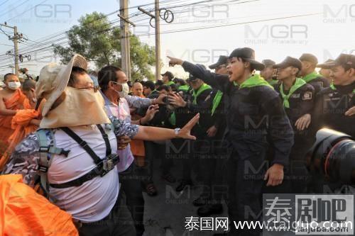 泰国法身寺弟子与军警发生冲突