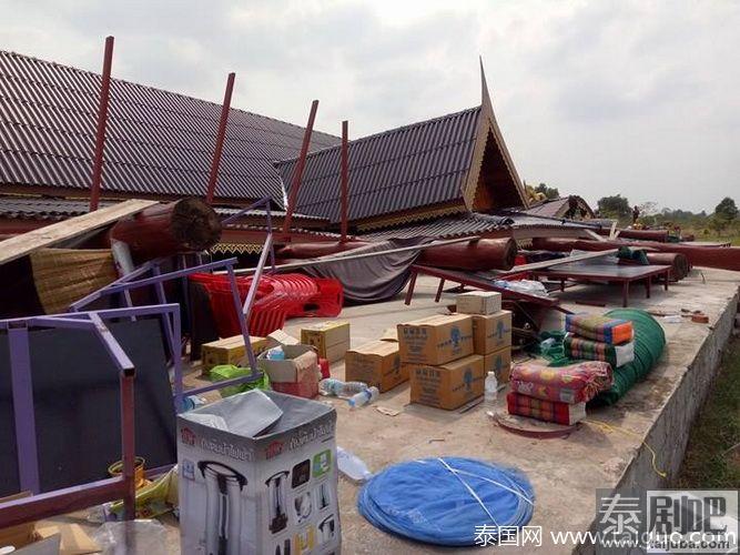 一场热带风暴吹垮了泰国一座寺庙