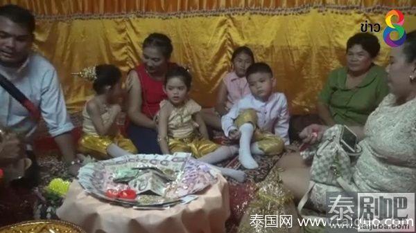 泰国一对父母为4岁三胞胎兄妹举行婚礼