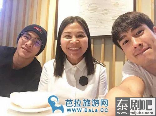 泰星Nadech与弟弟Kan形影不离