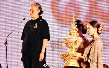 泰星Aff和Taew盛装出席朱拉隆功大学建校100周年纪念活动