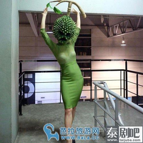 泰国女星Apissada 带榴莲面具效仿《蒙面歌手》 性感身姿难挡