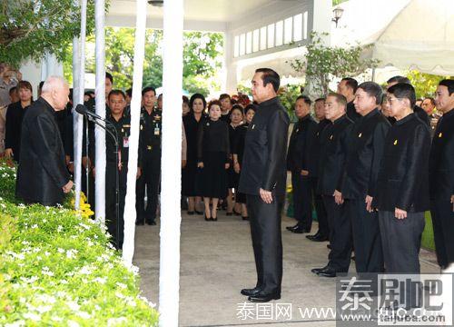 泰国总理巴育携内阁成员和军官送宋干节祝福