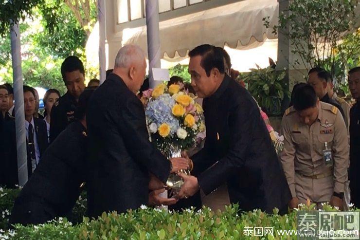 泰国总理巴育携内阁成员和军官送宋干节祝福