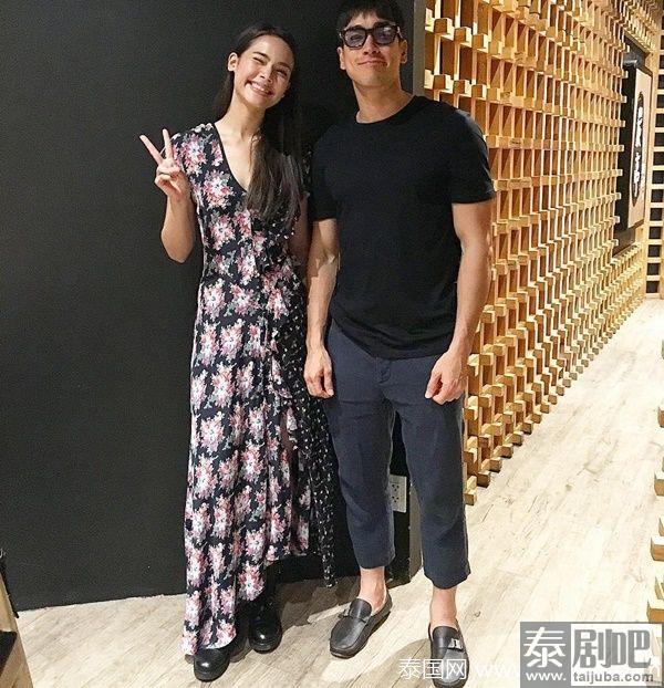 泰星Nadech&Yaya两家人一起吃饭破