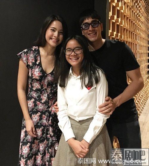 泰星Nadech&Yaya两家人一起吃饭破