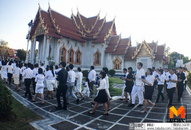 泰国副总理翁信在寺庙主持参加巡烛礼