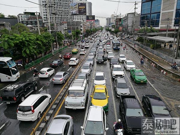 泰国曼谷连降暴雨影响交通