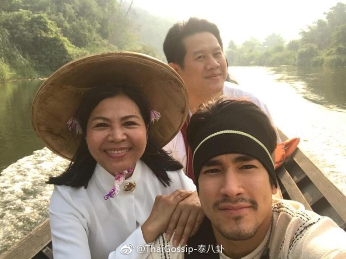 泰星Nadech与妈妈湄宏顺府游玩