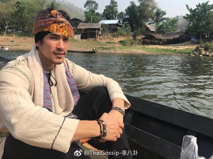 泰星Nadech与妈妈湄宏顺府游玩